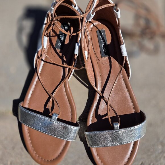 Sz 7 WHBM White & Silver Roman Style Sandals w/Criss-Cross Ankle Ties NEW - Picture 4 of 10